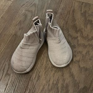Bundle of baby shoes 4.5